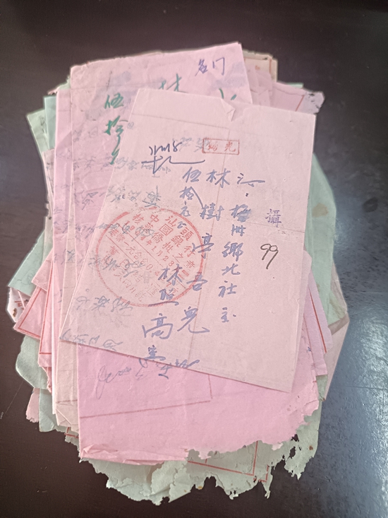 2026年9月10日上午，汕头本地居民最新捐赠的37封“侨批”。汕头市侨批文物馆供图 